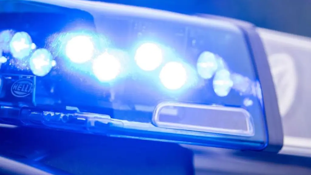 Ein-Blaulicht-leuchtet-auf-dem-Dach-einer-Polizeistreife