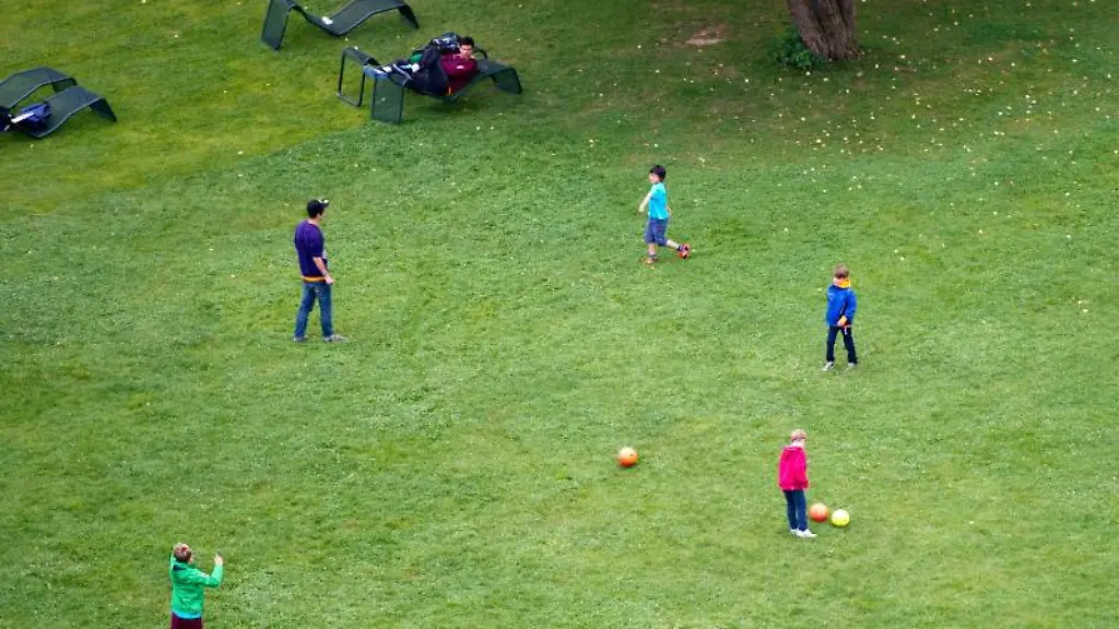 Kinder-spielen-auf-einer-Wiese-im-Hoehenpark-Killesberg-in-Stuttgart-Fussball