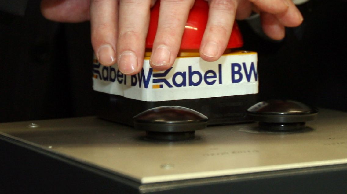 Hand drauf! Aber welche? Mehrere Unternehmen wollen Kabel BW.