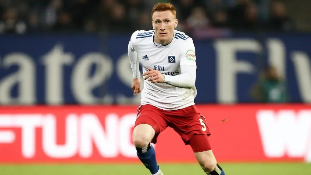 Hamburgs-David-Bates-spielt-den-Ball