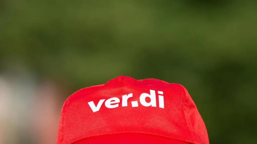 Ein-Angestellter-traegt-eine-Muetze-mit-dem-Verdi-Logo