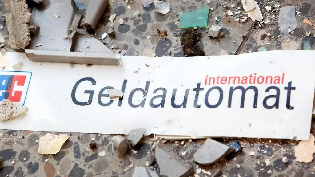 Splitter-und-ein-Schild-mit-der-Aufschrift-Geldautomat-liegen-auf-dem-Fussboden