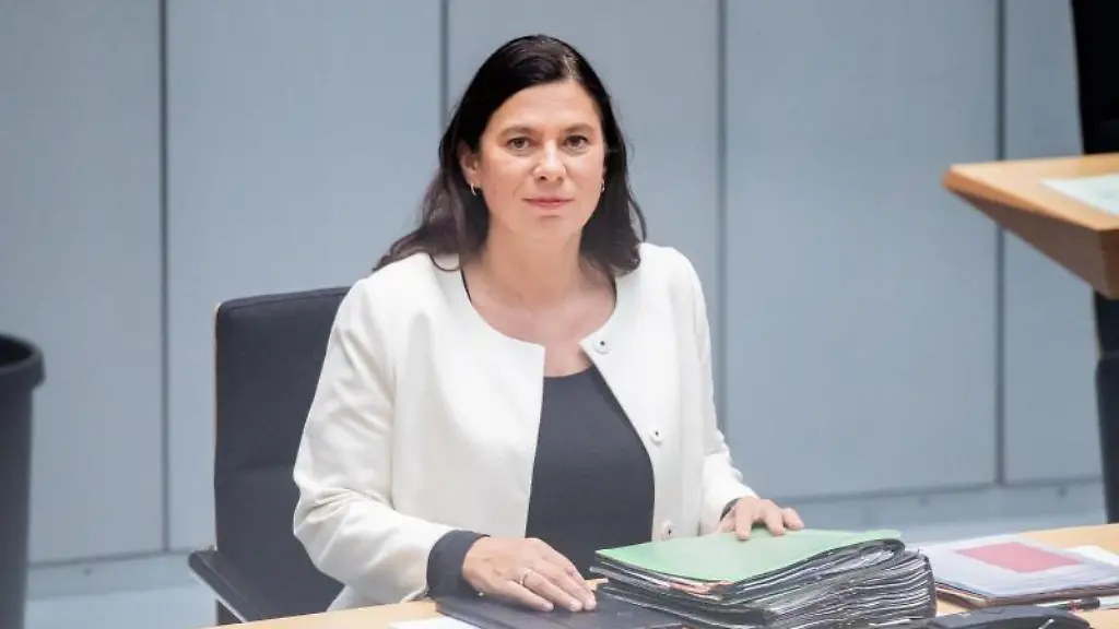 Sandra-Scheeres-SPD-Bildungssenatorin-von-Berlin-sitzt-im-Berliner-Abgeordnetenhaus