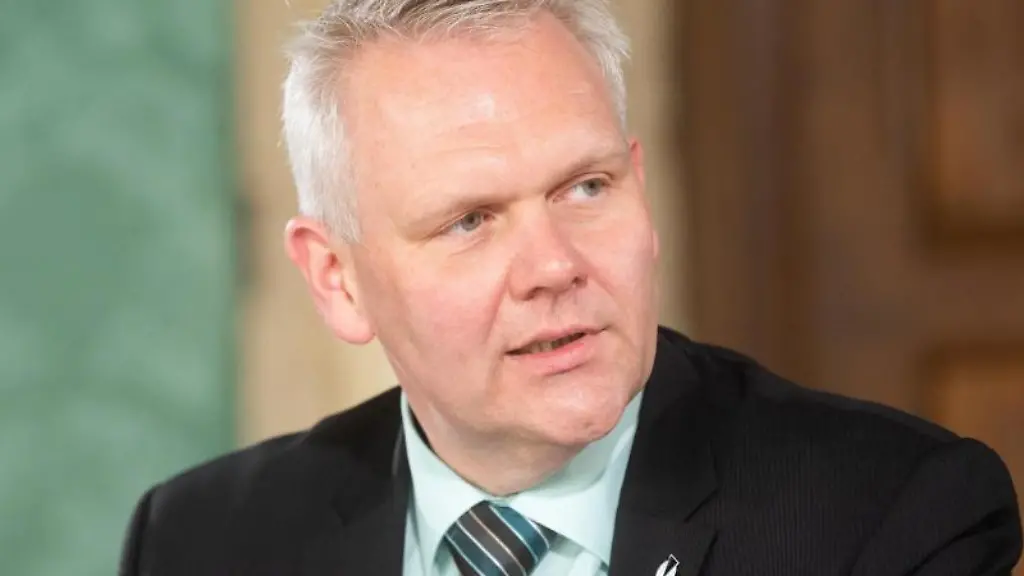 Bjoern-Thuemler-CDU-bei-einer-Pressekonferenz