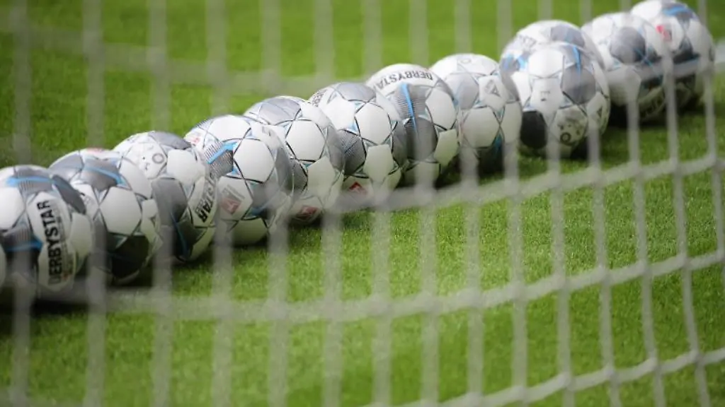 Fussbaelle-liegen-in-einem-Tor