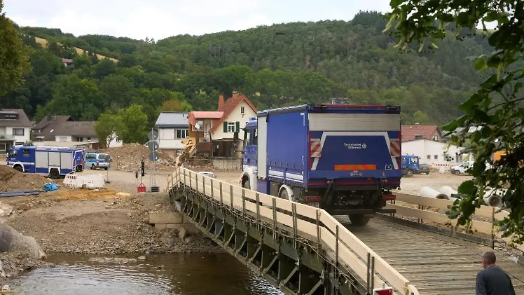 Ein-LKW-des-THW-faehrt-ueber-eine-Behelfsbruecke-in-Insul