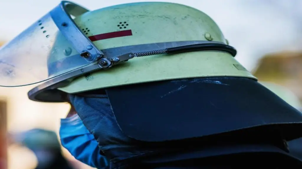 Ein-Feuerwehrmann-steht-auf-einem-Hof