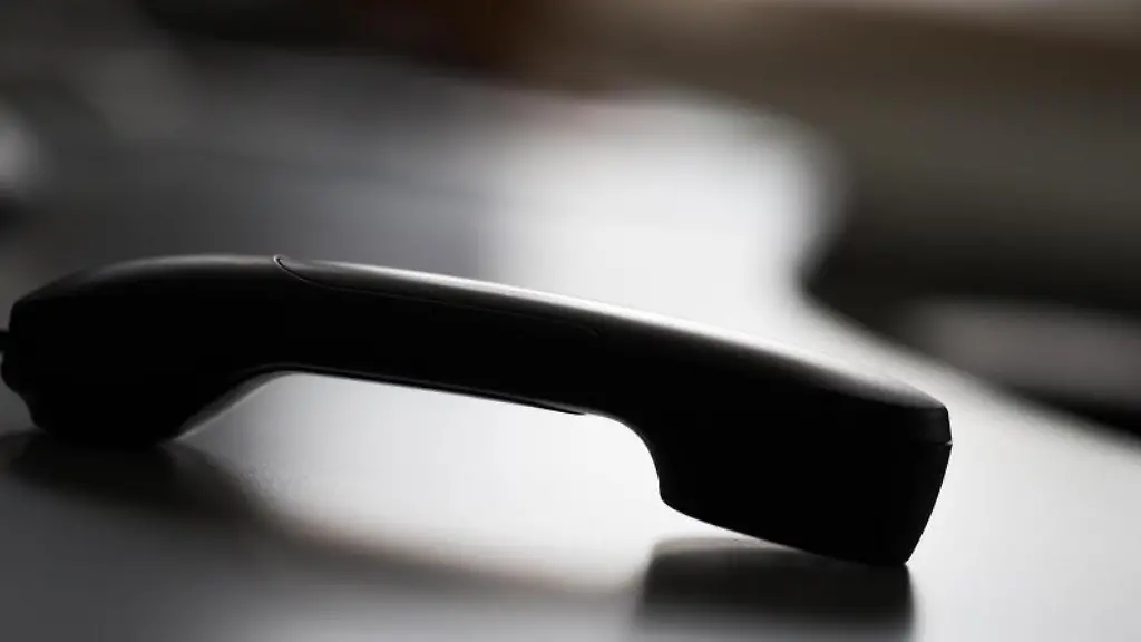 Ein-abgelegter-Telefonhoerer-liegt-auf-einem-Tisch