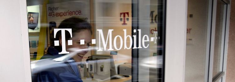 Eine Kundin verlässt in Palo Alto im US-Bundesstaat Kalifornien eine Filiale des Mobilfunkanbieters T-Mobile USA: Sie ist eine von zuletzt "nur" noch 33 Millionen Kundinnen und Kunden.
