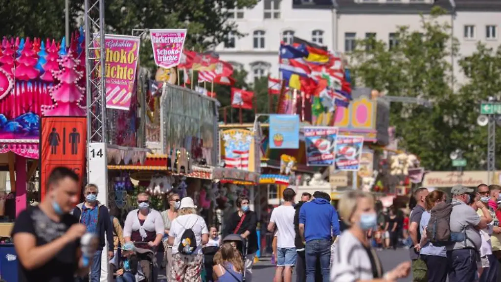 Besucher-schlendern-ueber-den-Hamburger-Sommerdom