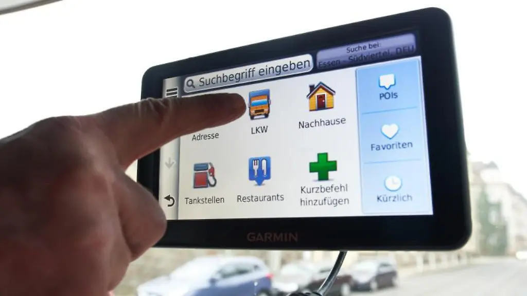 Ein-Lkw-Fahrer-bedient-das-Navigationssystem