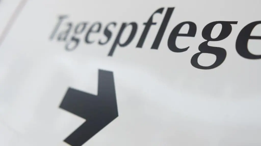 Ein-Schild-zeigt-den-Weg-zur-Tagespflege