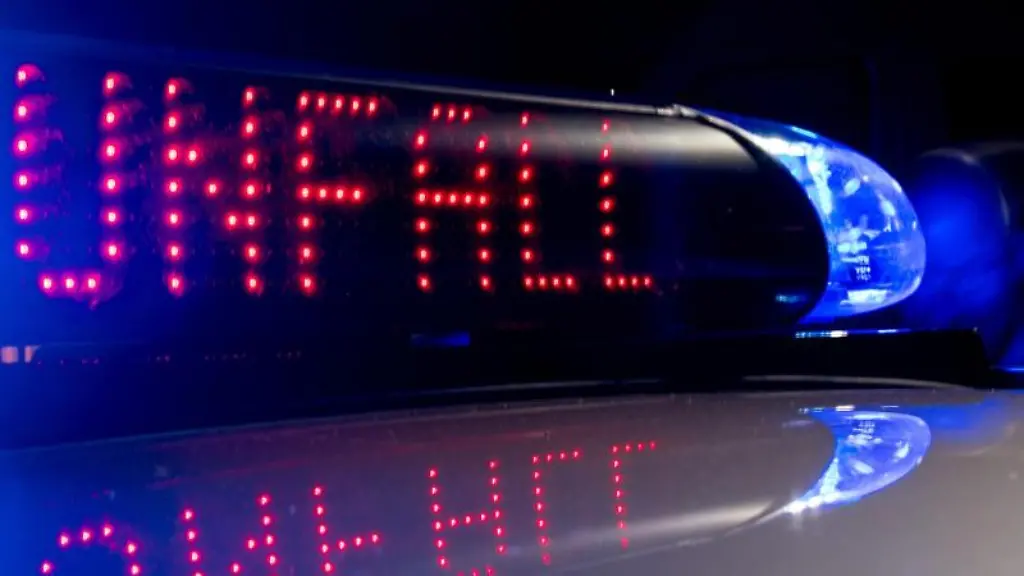 Das-Blaulicht-auf-einem-Fahrzeug-der-Polizei-leuchtet-in-der-Dunkelheit