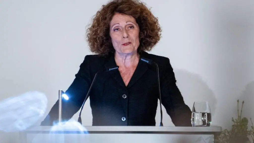 Rachel-Salamander-bei-einer-Veranstaltung