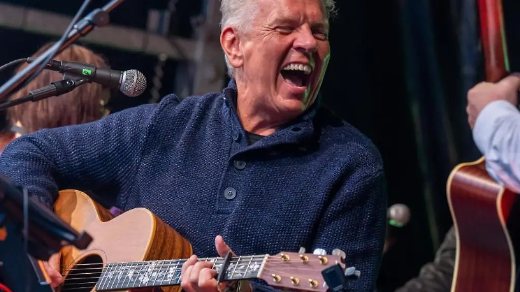 Mit-Gitarre-nimmt-Dieter-Reiter-SPD-am-Munich-Irish-Nights-Festival-teil