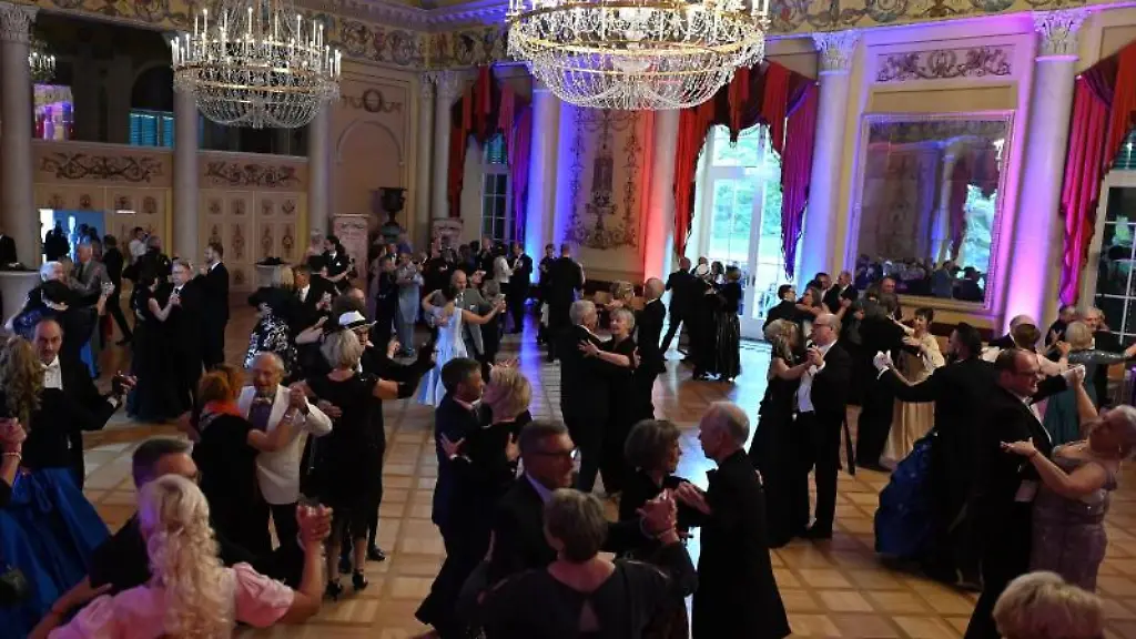 Teilnehmer-tanzen-bei-der-Ballnacht-im-Kasseler-Ballhaus