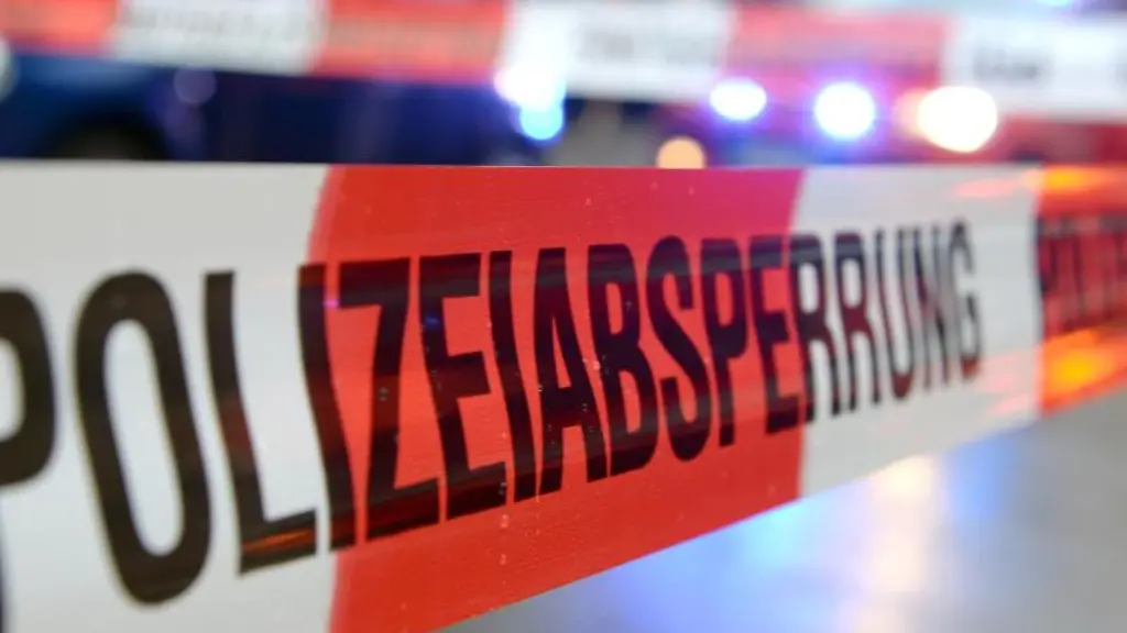 Ein-Flatterband-mit-der-Aufschrift-Polizeiabsperrung