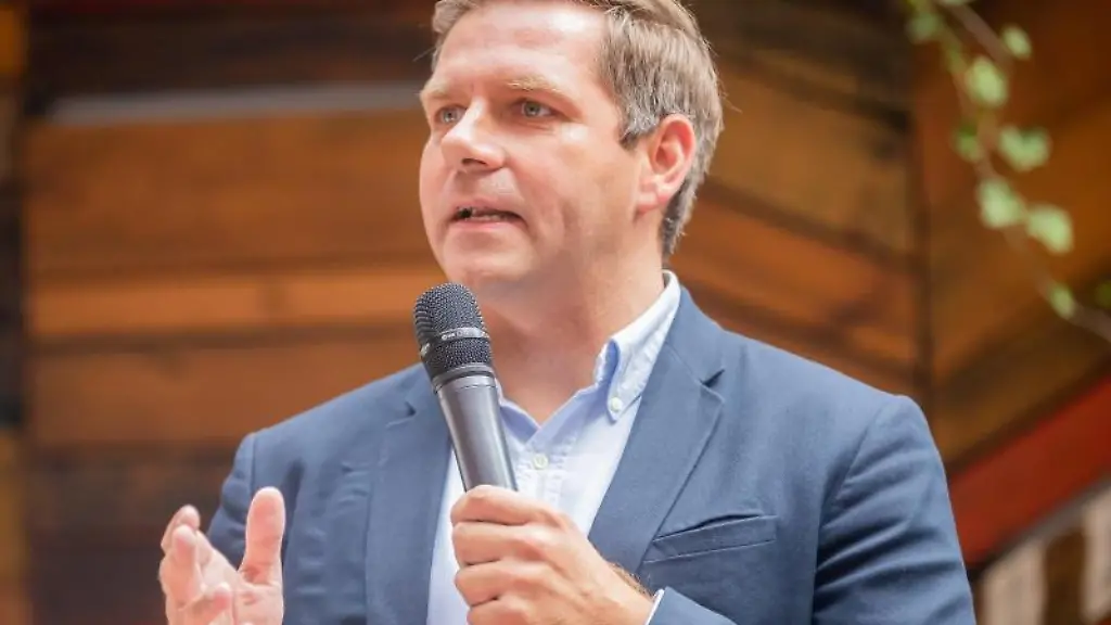 Kevin-Kratzsch-CDU-spricht-bei-einem-Treffen-von-Vertretern-der-Berliner-Club-Kultur-und-Veranstaltungsbranche-im-Nachtclub-Ritter-Butzke-ueber-die-Zukunft-der-Branche