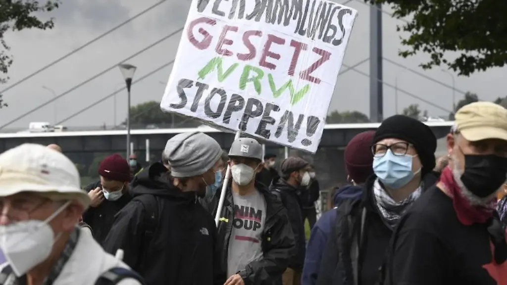 Demonstranten-nehmen-an-einer-Demonstration-gegen-das-geplante-neue-Versammlungsgesetz-fuer-Nordrhein-Westfalen-teil