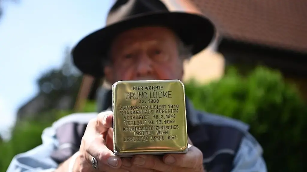 Gunter-Demnig-nimmt-an-der-Verlegung-eines-Stolpersteins-fuer-NS-Opfer-Bruno-Luedke-teil