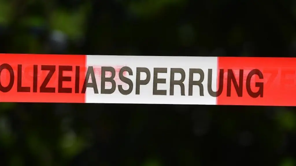 Ein-Absperrband-der-Polizei