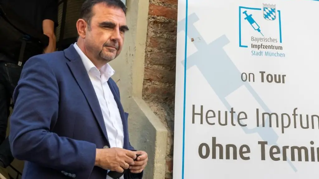 Klaus-Holetschek-l-CSU-Staatsminister-fuer-Gesundheit-und-Pflege-spricht