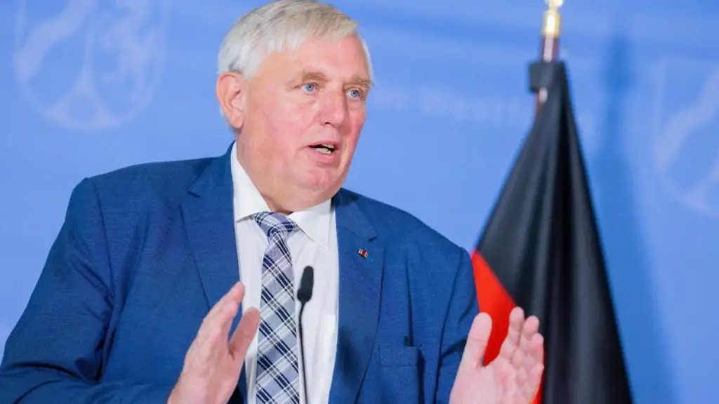 Karl-Josef-Laumann-CDU-Gesundheitsminister-von-Nordrhein-Westfalen-spricht