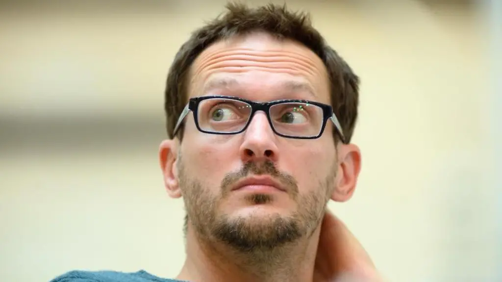 Benjamin-Raschke-Fraktionsvorsitzender-Buendnis-90-Die-Gruenen-sitzt