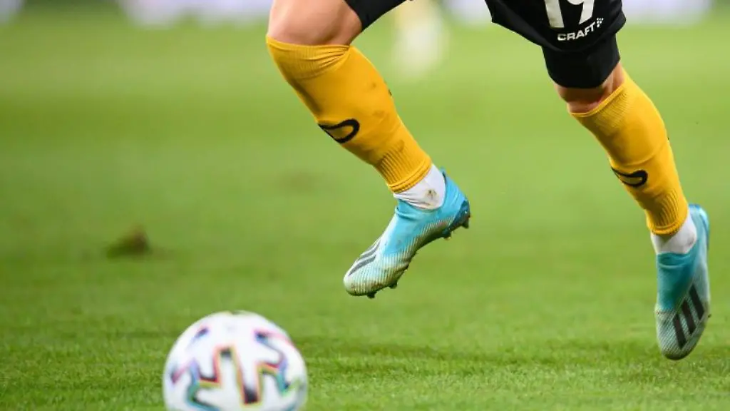 Ein-Fussballspieler-spielt-den-Ball