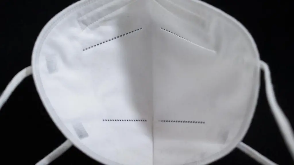 Eine-FFP2-Maske-liegt-auf-einem-Tisch