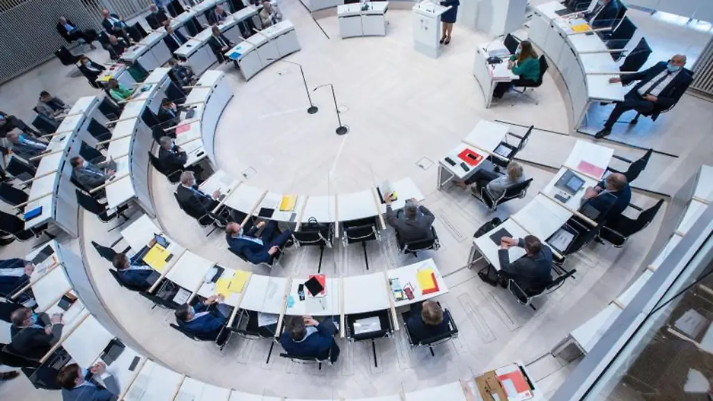 Blick-in-den-Plenarsaal-des-Landtags-von-Mecklenburg-Vorpommern