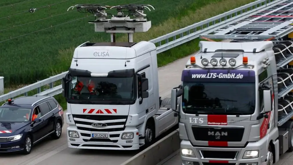 Der-erste-Hybrid-LKW-M-faehrt-auf-der-A-1-Teststrecke-zwischen-Reinfeld-und-Luebeck