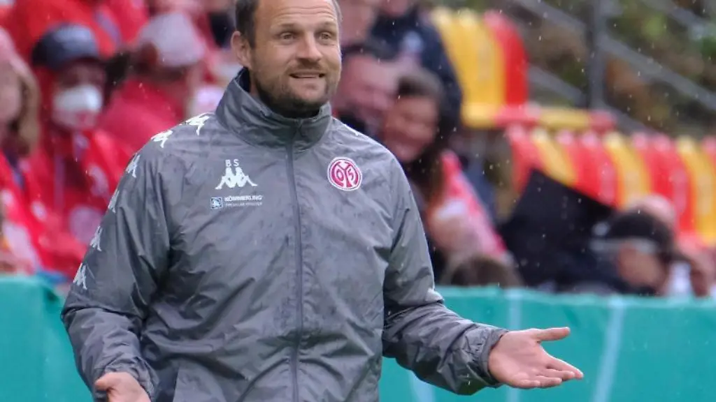 Der-Mainzer-Trainer-Bo-Svensson-gibt-taktische-Anweisungen