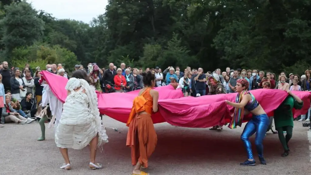 Kuenstler-des-Deutschen-Nationaltheaters-praesentieren-ein-Projek