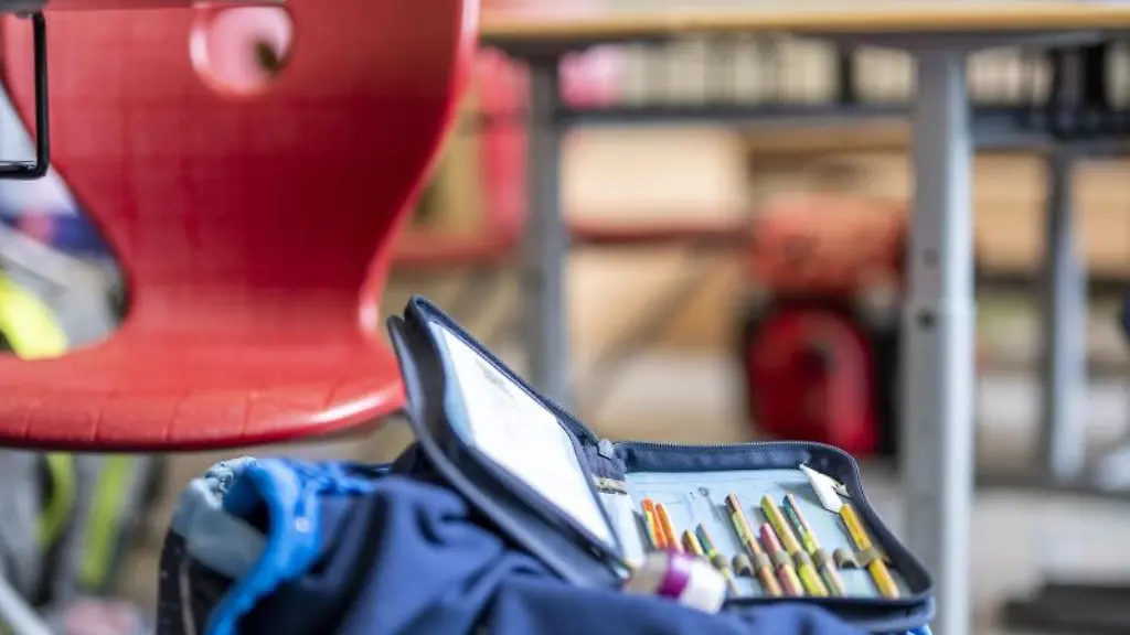 Ein-Schueleretui-liegt-auf-einem-Rucksack-in-einem-Klassenzimmer