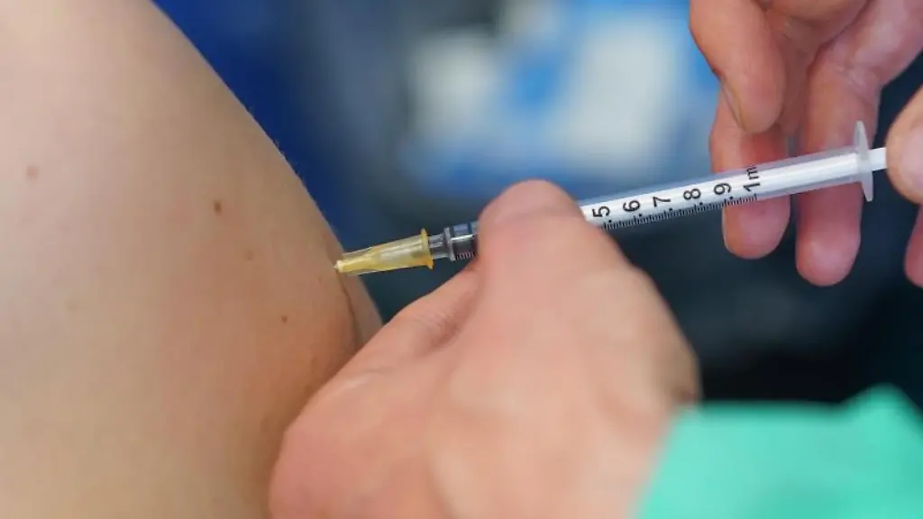 Ein-medizinischer-Mitarbeiter-impft-eine-Frau