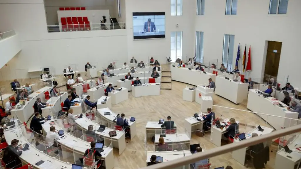 Abgeordnete-sitzen-im-Plenarsaal-des-Landtags-in-Brandenburg