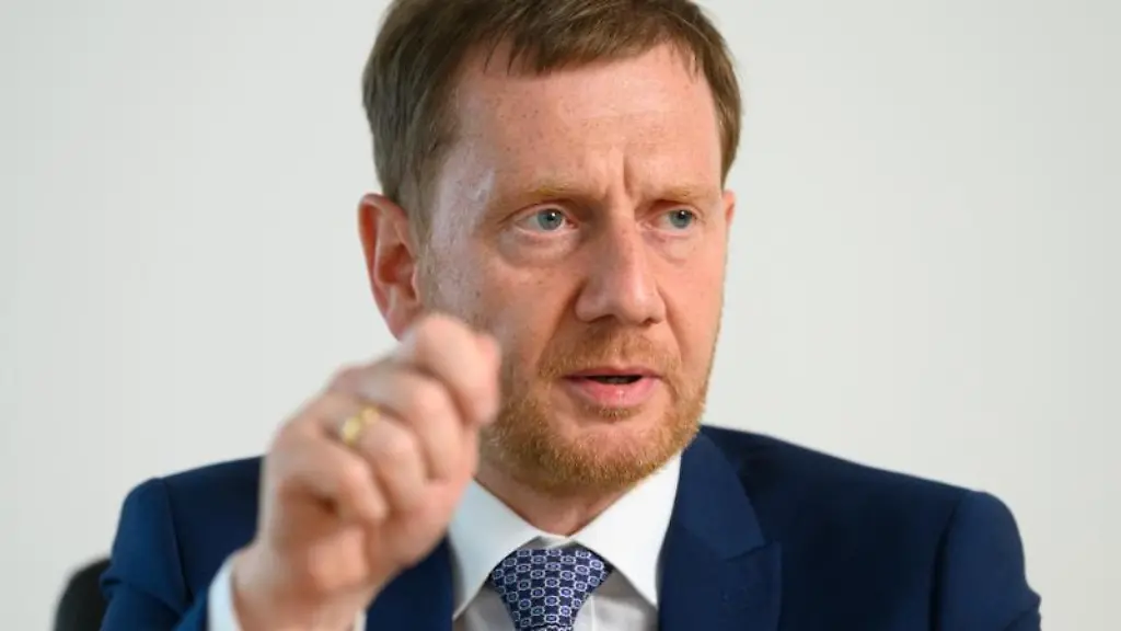 Michael-Kretschmer-CDU-gestikuliert-waehrend-eines-Interviews-in-seinem-Buero-im-Landtag