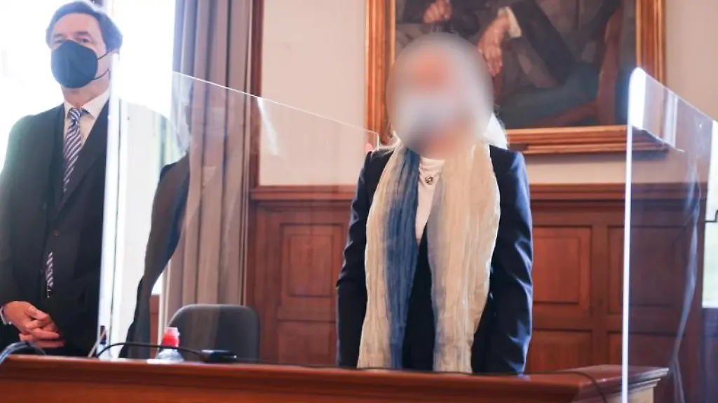 Die-Angeklagte-eine-Dezernatsleiterin-des-Bezirksamts-Nord-r-und-ihr-Anwalt