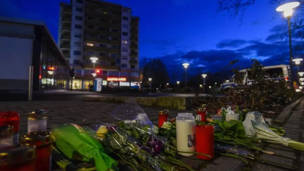 Blumen-und-Kerzen-liegen-in-der-Naehe-des-Gebaeudes-in-dem-sich-eine-der-beiden-Shisha-Bars-befindet-in-der-bei-einem-Anschlag-ein-Mann-mehrere-Menschen-erschossen-hatte