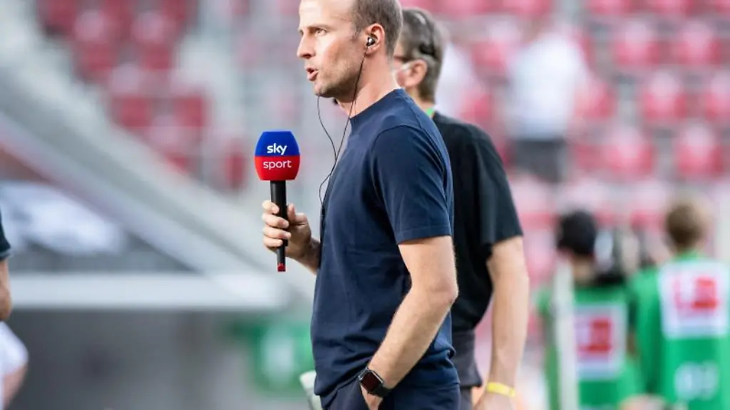 TSG-Coach-Sebastian-Hoeness-gibt-vor-einem-Spiel-ein-Interview