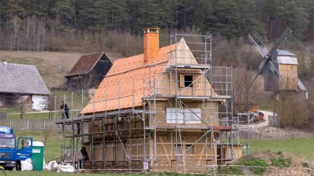 Arbeiter-ruesten-das-Laendliche-Wohnhaus-ein-das-zu-den-Neuzugaengen-des-Museumsdorfs-gehoert