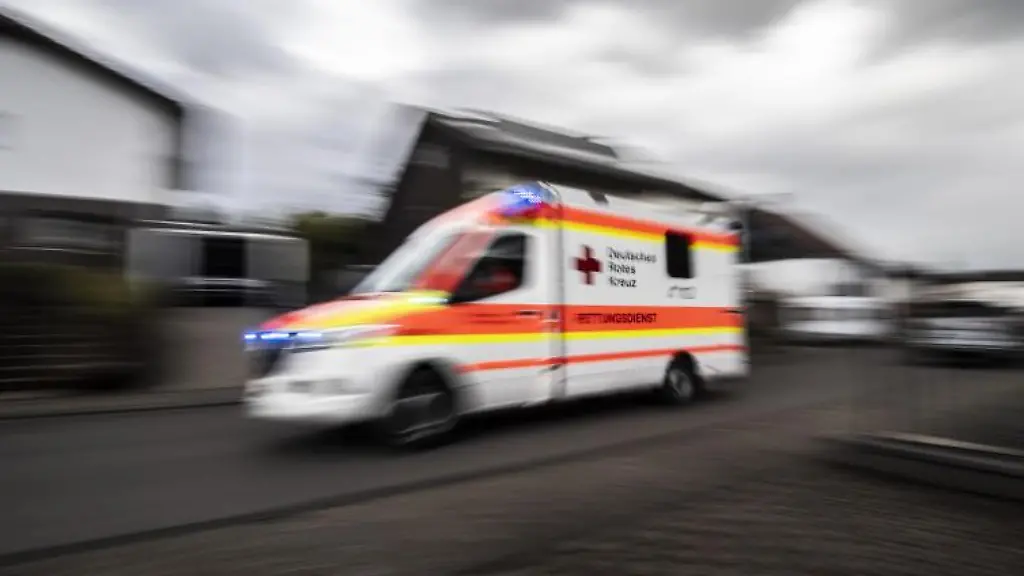 Ein-Rettungswagen-faehrt-ueber-die-Strasse