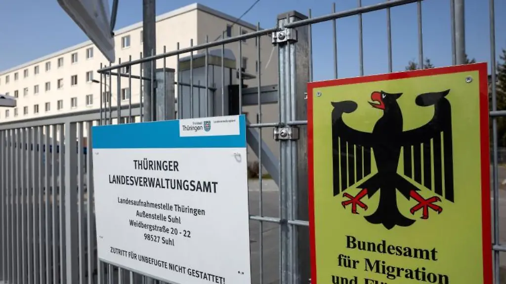 Das-Schild-Bundesamt-fuer-Migration-und-Fluechtlinge-steht-vor-der-Erstaufnahmeeinrichtung-in-Suhl