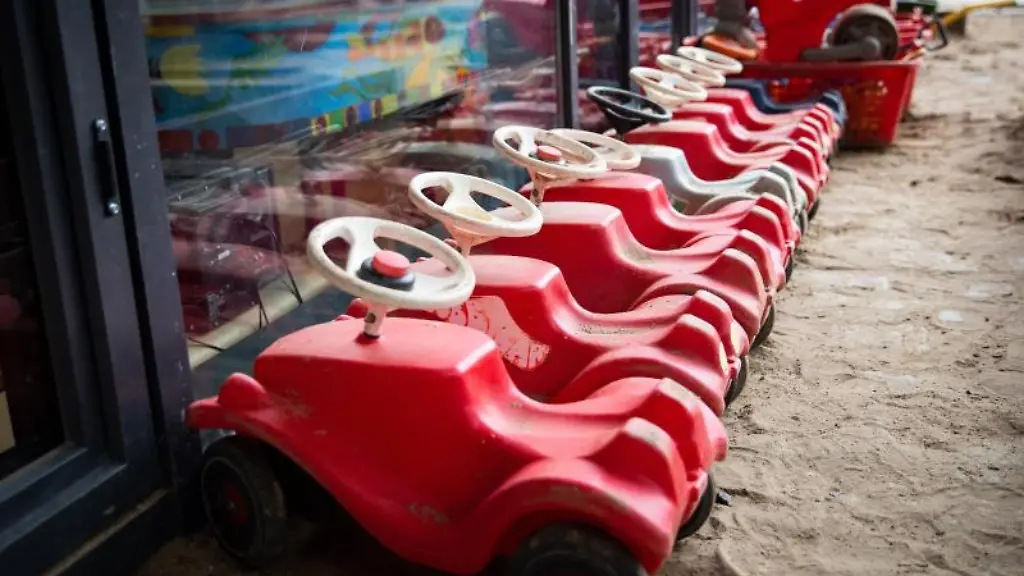 Bobbycars-stehen-auf-dem-Spielplatz-eines-Kindergartens