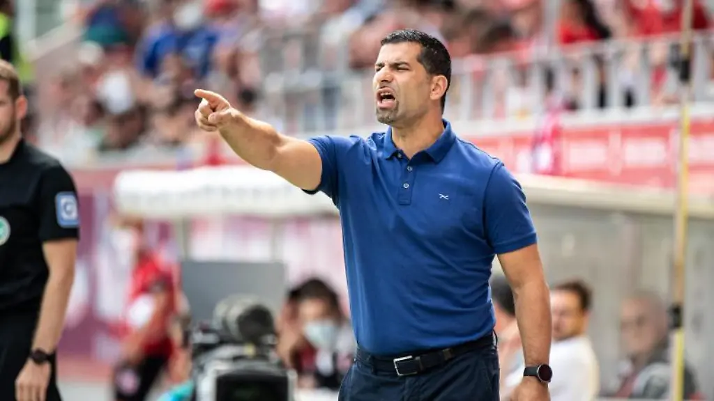 Trainer-Dimitrios-Grammozis-von-Schalke-gestikuliert-am-Spielfeldrand