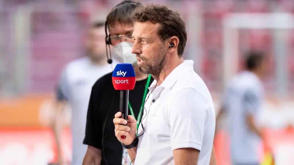 Augsburgs-Trainer-Markus-Weinzierl-gibt-vor-einem-Spiel-ein-Interview