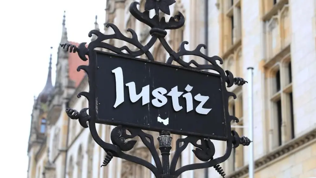 Justiz-steht-auf-einem-Schild-vor-dem-Amtsgericht