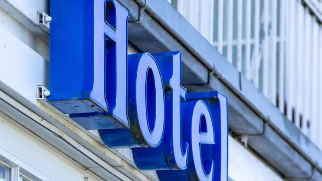 Der-Schriftzug-Hotel-an-einer-Fassade