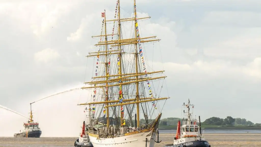 Das-Schulschiff-Deutschland-das-1927-gebaut-wurde-laeuft-im-Hafen-von-Bremerhaven-ein